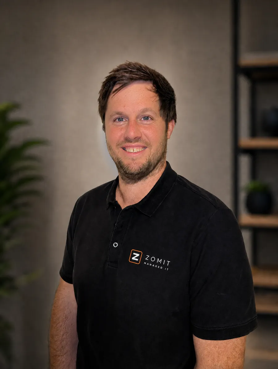 Mitarbeiter der zomit GmbH im schwarzen Firmen-Poloshirt