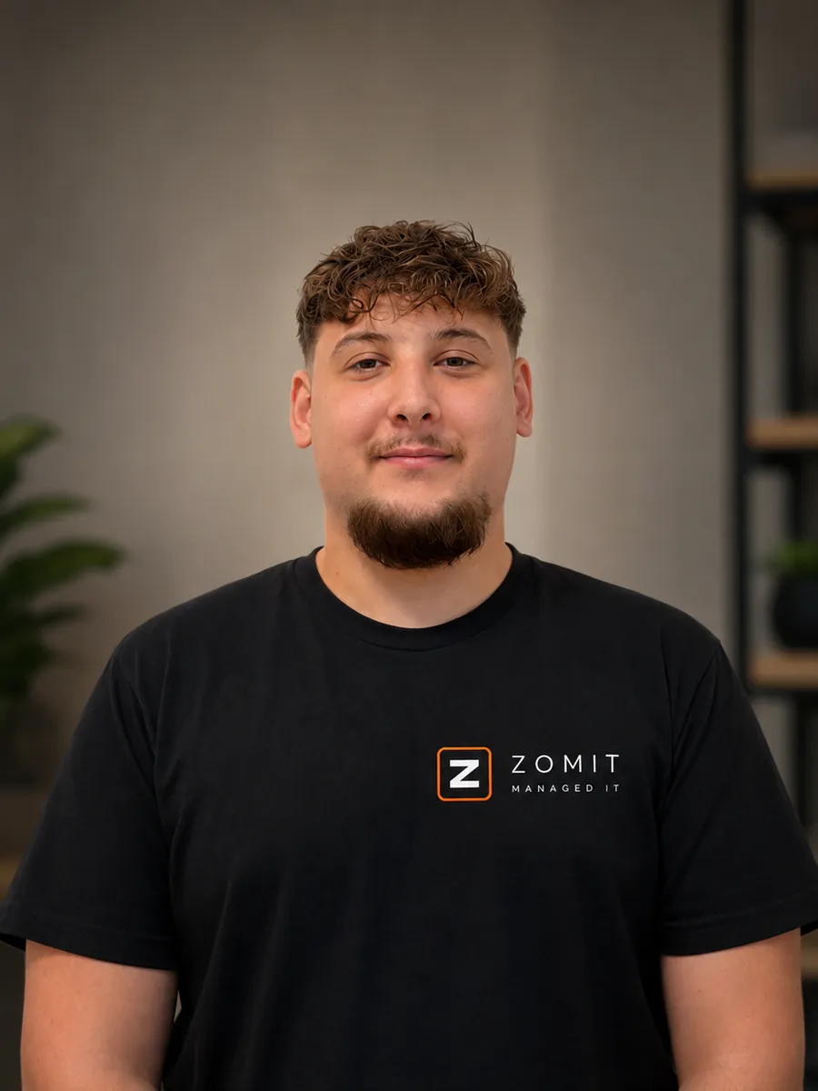 Mitarbeiter der zomit GmbH im schwarzen Managed-IT-Firmen-T-Shirt