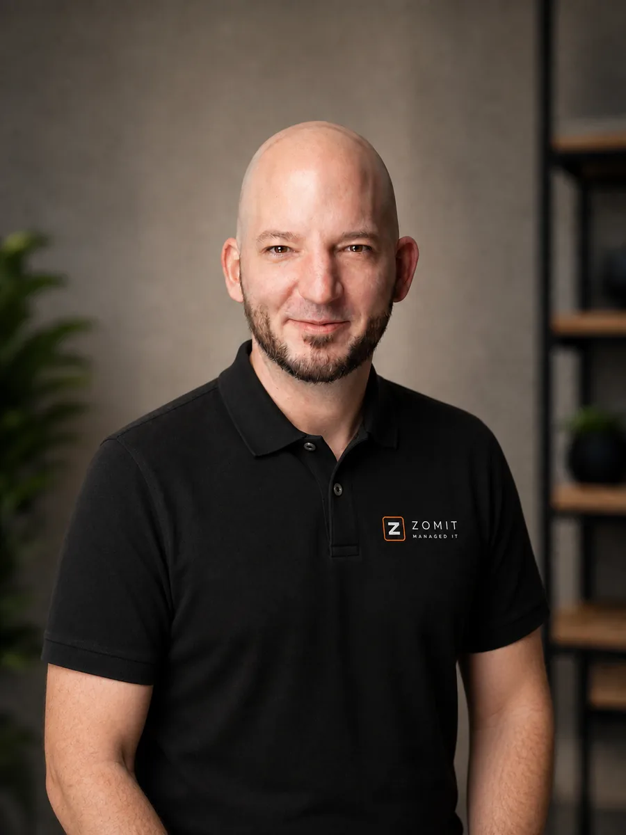 Mitarbeiter der zomit GmbH im schwarzen Firmen-Poloshirt
